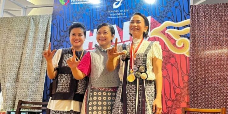 (Ki-ka) Ketua Pelaksana Hari Batik Nasional 2022 Nini Djan Faridz; Wakil Direktur Utama Bank Mandiri Alexandra Askandar; dan Ketua Yayasan Batik Indonesia (YBI) Gita Pratama berfoto bersama usai jumpa pers di Senayan, Jakarta, Minggu (2/10/2022). (MASAPNEWS/ANT)