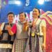 (Ki-ka) Ketua Pelaksana Hari Batik Nasional 2022 Nini Djan Faridz; Wakil Direktur Utama Bank Mandiri Alexandra Askandar; dan Ketua Yayasan Batik Indonesia (YBI) Gita Pratama berfoto bersama usai jumpa pers di Senayan, Jakarta, Minggu (2/10/2022). (MASAPNEWS/ANT)