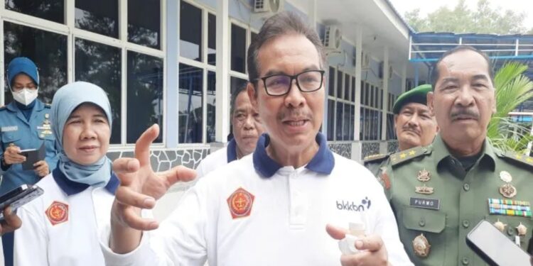 Kepala Badan Kependudukan dan Keluarga Berencana Nasional (BKKBN) Hasto Wardoyo mengunjungi Rumah Sakit TNI AU di Banjarbaru. (MASAPNEWS/ANT)