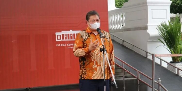 Menteri Koordinator Bidang Perekonomian Airlangga Hartarto menyampaikan keterangan kepada awak media di lingkungan Istana Kepresidenan Jakarta, Senin (3/10/2022), seusai mengikuti rapat internal terkait persiapan KTT G20 yang dipimpin Presiden Joko Widodo. (MASAPNEWS/ANT)