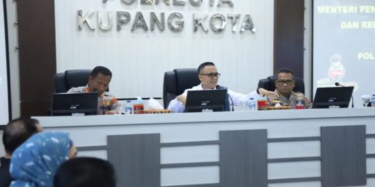 Menteri Pendayagunaan Aparatur Negara dan Reformasi Birokrasi Abdullah Azwar Anas dan Kapolres Kota Kupang Kota Kombes Pol. Rishian Krisna memberikan pengarahan kepada jajaran Polresta Kupang Kota di Kupang, NTT, Senin (3/10/2022). (MASAPNEWS/ANT/Ho-Polresta Kupang Kota)
