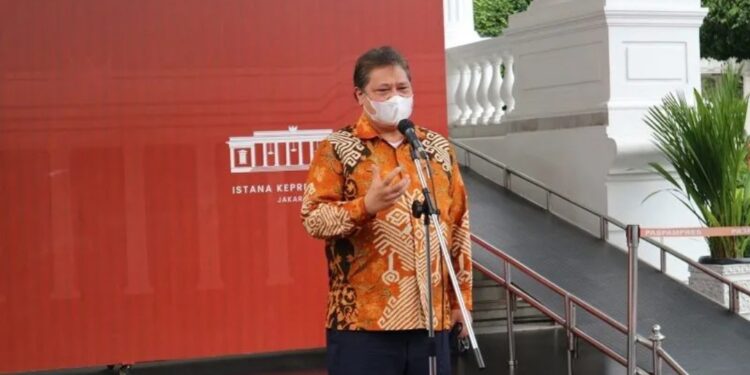 Menteri Koordinator Bidang Perekonomian Airlangga Hartarto menyampaikan keterangan kepada awak media di lingkungan Istana Kepresidenan Jakarta, Senin (3/10/2022), seusai mengikuti rapat internal terkait persiapan KTT G20 yang dipimpin Presiden Joko Widodo. (MASAPNEWS/ANT)