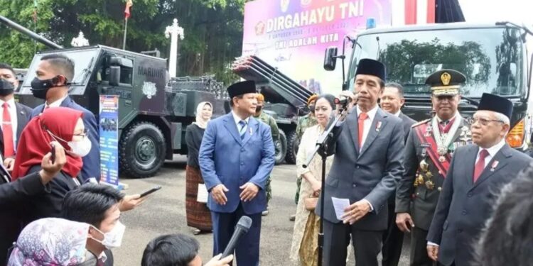 Presiden Joko Widodo (ketiga kanan) bersiap memberikan keterangan pers seusai memimpin upacara peringatan HUT ke-77 TNI di Istana Merdeka, Jakarta, Rabu (5/10/2022). (MASAPNEWS/ANT)