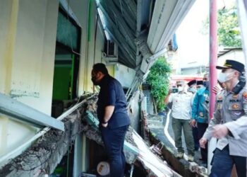 Menteri Agama Yaqut Cholil Qoumas saat meninjau kondisi Madrasah Tsanawiyah 19 Jakarta, Jumat (7/10/2022). (MASAPNEWS/ANT/HO-Kemenag)