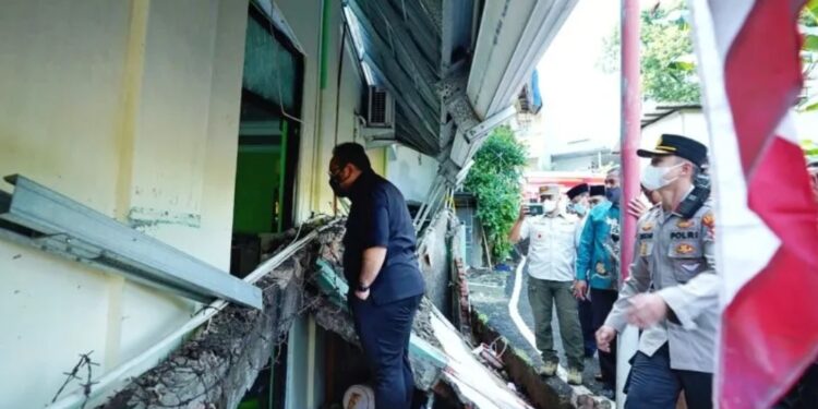 Menteri Agama Yaqut Cholil Qoumas saat meninjau kondisi Madrasah Tsanawiyah 19 Jakarta, Jumat (7/10/2022). (MASAPNEWS/ANT/HO-Kemenag)