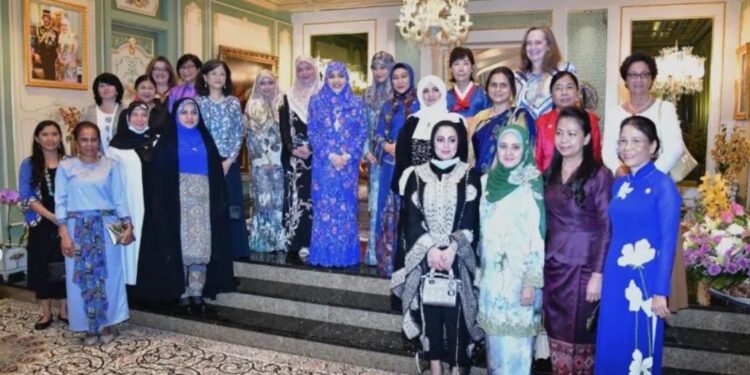 Para istri kepala perwakilan asing dan kepala perwakilan asing perempuan di Brunei Darussalam berkunjung untuk memberikan hadiah kain batik untuk ulang tahun ke-76 Permaisuri Sultan Brunei Darussalam Paduka Seri Baginda Raja Isteri Pengiran Anak Saleha di Istana Nurul Iman pada Jumat (7/10/2022). (MASAPNEWS/ANT/HO-KBRI Bandar Seri Begawan)