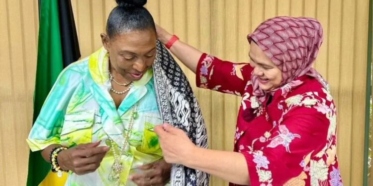 Menteri Kebudayaan, Gender, Hiburan, dan Olahraga Jamaika Olivia Grange (kiri) mencoba mengenakan kain batik Indonesia dalam pertemuan dengan Duta Besar RI untuk Kuba merangkap Jamaika Nana Yuliana (kanan) di Kingston, Jamaika, Jumat (7/10/2022). (MASAPNEWS/ANT/HO-KBRI Havana)