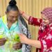 Menteri Kebudayaan, Gender, Hiburan, dan Olahraga Jamaika Olivia Grange (kiri) mencoba mengenakan kain batik Indonesia dalam pertemuan dengan Duta Besar RI untuk Kuba merangkap Jamaika Nana Yuliana (kanan) di Kingston, Jamaika, Jumat (7/10/2022). (MASAPNEWS/ANT/HO-KBRI Havana)