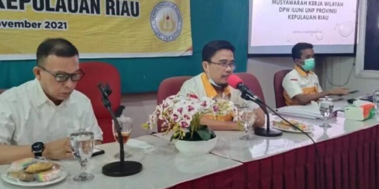 Ketua Perkumpulan Komisioner Perlindungan Anak Seluruh Indonesia (PKPAID) Erry Syahrial (tengah). (MASAPNEWS/ANT/HO-Dokumentasi Pribadi)