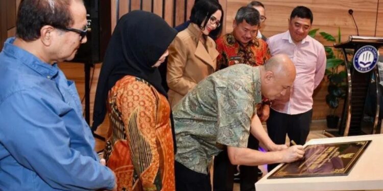 Menteri Koperasi dan UKM Teten Masduki saat menandatangani peresmian Gedung Fakultas Kewirausahaan Universitas Garut, Jawa Barat, Sabtu (8/10/22). (MASAPNEWS/ANT/HO-KemenkopUKM)