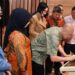 Menteri Koperasi dan UKM Teten Masduki saat menandatangani peresmian Gedung Fakultas Kewirausahaan Universitas Garut, Jawa Barat, Sabtu (8/10/22). (MASAPNEWS/ANT/HO-KemenkopUKM)