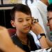 Pemberian Alat Bantu Dengar Penderita disabilitas pendengaran mengikuti pemeriksaan telinga pada acara Bakti Sosial pemberian 1000 Pasang Alat Bantu Dengar (ABD) Elektrik di aula Panti sosial Bina Netra (PSBN) Wyata Guna, Bandung, Jawa Barat, Rabu (3/8/2016). Starkey Foundation bekerjasama dengan Komisi Daerah Penanggulangan Gangguan Pendengaran dan Ketulian Jabar, Perhati-KL Jabar, Departemen Ilmu Kesehatan THT-KL FK Unpad dan Lions Club Jabar memberikan bantuan ABD gratis sebanyak 1000 pasang kepada penderita disabilitas pendengaran. (MASAPNEWS/ANT)