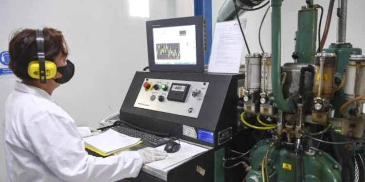 Karyawan menguji oktan bahan bakar minyak (BBM) dengan menggunakan 'Cooperative Fuel Research (CFR) engine' di Laboratorium Pertamina di Integrated Terminal Plumpang, Jakarta Utara, Selasa (27/9/2022). (MASAPNEWS/ANT)