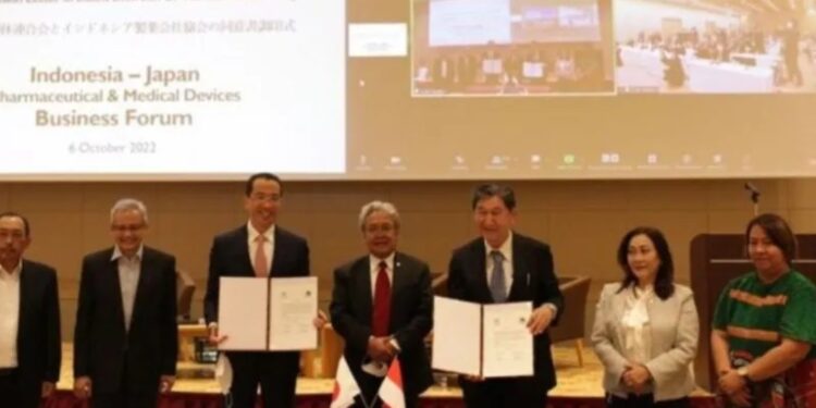 Sekjen Kemenkes RI Kunta Wibawa Dasa Nugraha (tengah) berpose dengan sejumlah mitra dari Jepang dalam agenda Indonesia-Japan Pharmaceutical and Medical Device Business Forum, di Osaka, Jepang, Kamis (6/10/2022). (MASAPNEWS/ANT/HO-Kemenkes)