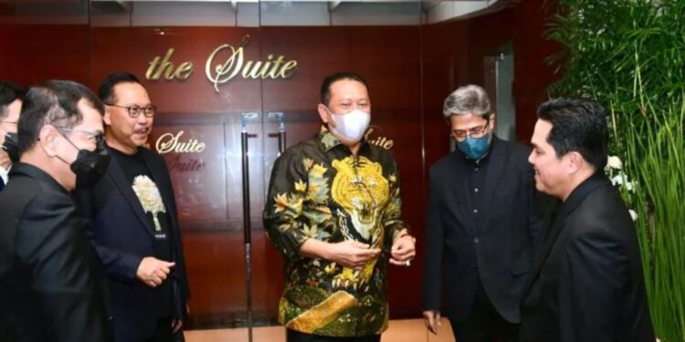 Ketua MPR RI Bambang Soesatyo (tengah) hadir dalam acara "Jajak Pasar dan Ramah Tamah terkait Peluang Investasi di IKN Nusantara" yang diselenggarakan Otorita Ibu Kota Nusantara (OIKN) bekerjasama dengan KADIN Indonesia, di Jakarta, Selasa (18/10) malam. (MASAPNEWS/ANT/HO-MPR RI)