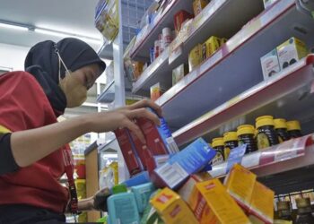 Ilustrasi - Pegawai mengumpulkan sejumlah obat sirup yang mengandung paracetamol pada salah satu minimarket di Tangerang Selatan, Banten, Rabu (19/10/2022). (MASAPNEWS/ANT)
