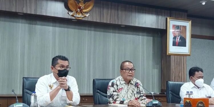 Kepala Biro Hukum dan Kerja Sama, Henra Saragih (kiri), Sekretaris Kementerian Koperasi dan UKM, Arif Rahman Hakim (tengah), Inspektur Heru Berdikariyanto (kanan). (MASAPNEWS/ANT)