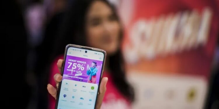 Model menunjukkan fitur Livin Sukha pada aplikasi Livin by Mandiri usai diluncurkan di Jakarta, Jumat (22/7/2022). (MASAPNEWS/ANT)