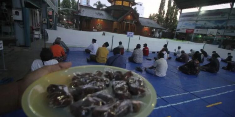 Dokumentasi - Umat Islam berbuka puasa di Masjid Muhammad Cheng Ho, Surabaya, Jawa Timur, Selasa (13/4/2021). Masjid yang didirikan atas prakarsa Persatuan Islam Tionghoa Indonesia (PITI) dan tokoh serta komunitas masyarakat muslim Tionghoa tersebut membagikan makanan untuk buka puasa sebanyak 200 bungkus kurma dan nasi setiap hari dengan tetap menerapkan protokol kesehatan. (MASAPNEWS/ANT)