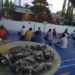 Dokumentasi - Umat Islam berbuka puasa di Masjid Muhammad Cheng Ho, Surabaya, Jawa Timur, Selasa (13/4/2021). Masjid yang didirikan atas prakarsa Persatuan Islam Tionghoa Indonesia (PITI) dan tokoh serta komunitas masyarakat muslim Tionghoa tersebut membagikan makanan untuk buka puasa sebanyak 200 bungkus kurma dan nasi setiap hari dengan tetap menerapkan protokol kesehatan. (MASAPNEWS/ANT)