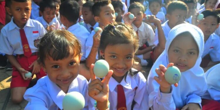 Sejumlah siswa menunjukkan telur bebek saat kegiatan Gerakan Gemar Makan Telur di Sekolah Dasar Negeri (SDN) 3 Bringin, Batealit, Jepara, Jawa Tengah, Selasa (30/8/2022). Gerakan makan telur yang diikuti seluruh siswa tersebut untuk pemenuhan gizi protein hewani untuk anak agar terhindar dari masalah stunting atau gagal tumbuh pada anak agar menghasilkan generasi yang lebih unggul. (MASAPNEWS/ANT)