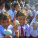 Sejumlah siswa menunjukkan telur bebek saat kegiatan Gerakan Gemar Makan Telur di Sekolah Dasar Negeri (SDN) 3 Bringin, Batealit, Jepara, Jawa Tengah, Selasa (30/8/2022). Gerakan makan telur yang diikuti seluruh siswa tersebut untuk pemenuhan gizi protein hewani untuk anak agar terhindar dari masalah stunting atau gagal tumbuh pada anak agar menghasilkan generasi yang lebih unggul. (MASAPNEWS/ANT)