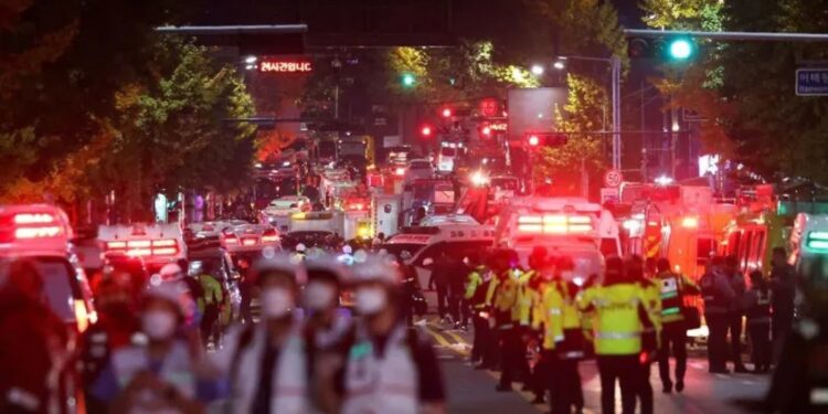 Tim penyelamat bekerja di lokasi di mana puluhan orang terluka akibat terinjak-injak saat festival Halloween di Seoul, Korea Selatan, Sabtu (29/10/2022). Hingga Minggu (30/10/2022) dini hari, pihak berwenang setempat menyatakan 146 orang meninggal dunia dan 150 orang lainnya luka-luka pada insiden tersebut. (MASAPNEWS/ANT/REUTERS/Kim Hong-ji)