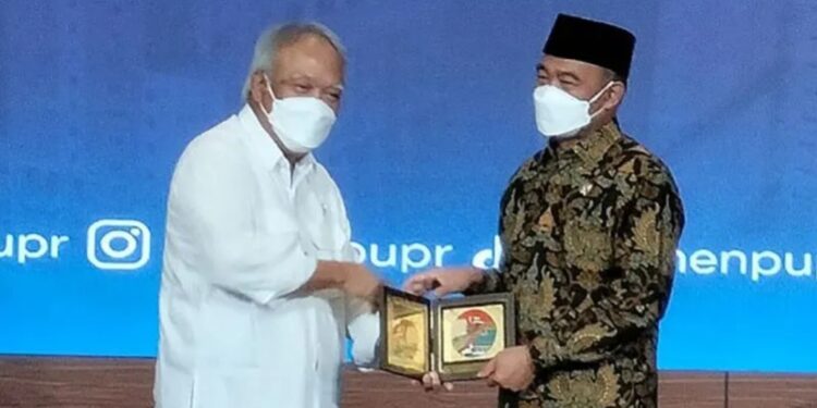 Menteri PUPR Basuki Hadimuljono (kiri) dan Menteri Koordinator Bidang Pembangunan Manusia dan Kebudayaan Muhadjir Effendy dalam Rapat Koordinasi Keterpaduan Pembangunan Infrastruktur dan Pengembangan Wilayah Bidang PUPR Tahun 2022 di Jakarta, Senin (31/10/2022). (MASAPNEWS/ANT)