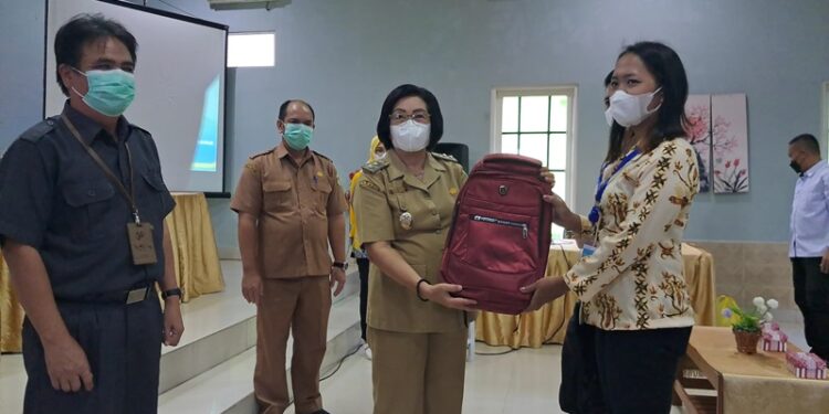 Wabup Gumas Efrensia LP Umbing didampingi Kepala BPS Gumas Waras dan Kepala Bappedalitbang Gumas Yantrio Aulia, menyerahkan tas kepada perwakilan peserta pelatihan di Kuala Kurun, Selasa (4/10/2022). (MASAPNEWS/GCM)