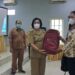 Wabup Gumas Efrensia LP Umbing didampingi Kepala BPS Gumas Waras dan Kepala Bappedalitbang Gumas Yantrio Aulia, menyerahkan tas kepada perwakilan peserta pelatihan di Kuala Kurun, Selasa (4/10/2022). (MASAPNEWS/GCM)