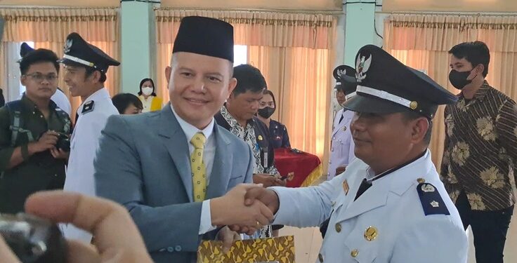 Bupati Gumas Jaya S Monong menyerahkan SK kepada Kades Tumbang Miwan, Setiawan Krisbiantoro. Setiawan Krisbiantoro adalah salah satu kades petahana yang kembali terpilih. (MASAPNEWS/GCM)