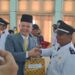 Bupati Gumas Jaya S Monong menyerahkan SK kepada Kades Tumbang Miwan, Setiawan Krisbiantoro. Setiawan Krisbiantoro adalah salah satu kades petahana yang kembali terpilih. (MASAPNEWS/GCM)