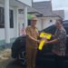Bupati Gunung Mas Jaya S Monong didampingi Ketua panitia pengadaan mobil operasional GKE Sion Kuala Kurun Untung (kiri) menyerahkan mobil operasional secara simbolis kepada Ketua MPH Jemaat GKE Sion Kuala Kurun Pdt. Asplyn Golvin, M.Th di Kuala Kurun, Selasa (11/10/2022). (MASAPNEWS/GCM)