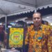 Anggota DPRD Kabupaten Gumas, Punding S Merang menunjukkan salah satu lukisan karya siswa SMPN 1 Kurun. (MASAPNEWS/GCM)