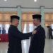 Bupati Gumas, Jaya S Monong (kiri) menyematkan penghargaan Satyalancana Karya Satya dari Presiden RI kepada Kepala SDN 3 Kuala Kurun, Belie, di GPU Damang Batu Kuala Kurun, Jumat (28/10/2022). (IST)