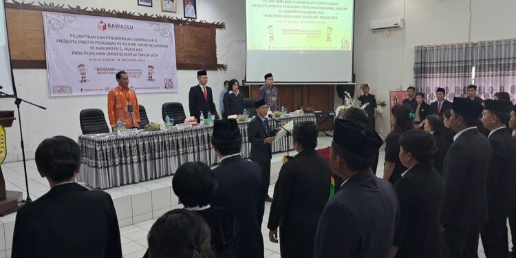 Bupati Gunung Mas Jaya S Monong bersama Wakil Bupati Efrensia LP Umbing dan lainnya, menyaksikan pengambilan sumpah/janji dan pelantikan anggota panwaslu kecamatan, di Kuala Kurun, Jumat (28/10/2022). (MASAPNEWS/GCM)