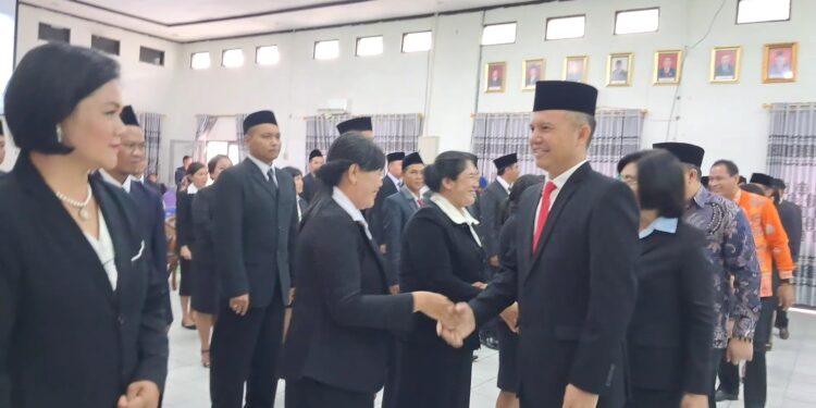 Bupati Gunung Mas, Jaya S Monong dan lainnya menyelamati anggota panwaslu kecamatan yang baru saja dilantik di Kuala Kurun, Jumat (28/10/2022). (MASAPNEWS/GCM)