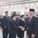 Bupati Gunung Mas, Jaya S Monong dan lainnya menyelamati anggota panwaslu kecamatan yang baru saja dilantik di Kuala Kurun, Jumat (28/10/2022). (MASAPNEWS/GCM)