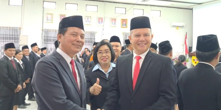 Bupati Gunung Mas, Jaya S Monong (kanan) dan Wakil Bupati Efrensia LP Umbing memberi selamat kepada Simpun, yang dilantik sebagai anggota Panwaslu Kecamatan Manuhing Raya. Pelantikan dilaksanakan oleh Ketua Bawaslu Gunung Mas, Walman Tristianto di Kuala Kurun, Jumat (28/10/2022). (MASAPNEWS/GCM)