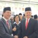Bupati Gunung Mas, Jaya S Monong (kanan) dan Wakil Bupati Efrensia LP Umbing memberi selamat kepada Simpun, yang dilantik sebagai anggota Panwaslu Kecamatan Manuhing Raya. Pelantikan dilaksanakan oleh Ketua Bawaslu Gunung Mas, Walman Tristianto di Kuala Kurun, Jumat (28/10/2022). (MASAPNEWS/GCM)