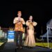 Bupati Gunung Mas, Jaya S Monong dan Ketua Dekranasda Gunung Mas, Mimie Mariatie Jaya S Monong mengenakan benang bintik khas Gunung Mas saat peluncuran benang bintik, pada malam puncak Festival Tuah Mahasur di Taman Kota Kuala Kurun, Jumat (28/10/2022). (MASAPNEWS/GCM)