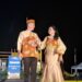 Bupati Gunung Mas, Jaya S Monong dan Ketua Dekranasda Mimie Mariatie Jaya S Monong ikut meluncurkan salah satu busana benang bintik khas kabupaten, saat malam puncak Festival Tuah Mahasur di Taman Kota Kuala Kurun, Jumat (28/10/2022). (MASAPNEWS/GCM)