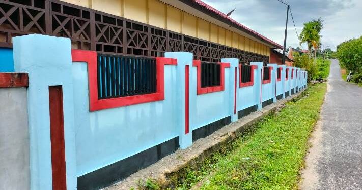 Pagar SDN 3 Kuala Kurun yang dibangun dari dana aspirasi anggota DPRD Kabupaten Gumas, Pdt Rayaniatie Djangkan, M.Th. (Foto : SDN 3 Kuala Kurun)