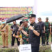 Bupati Gumas Jaya S Monong, Pabung 1016/PLK, dan lainnya saat tanam cabai di Kurun seberang Kecamatan Kurun, Selasa (4/10/2022). (Foto : Diskominfosantik Gumas)
