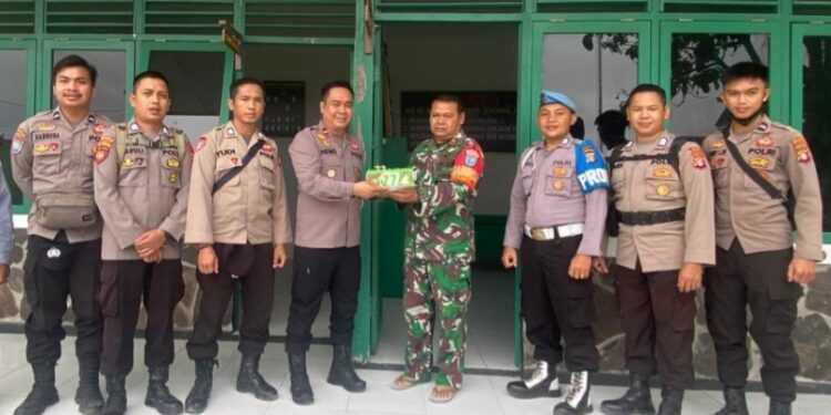 Kapolsek Sepang Ipda Neno Efendo saat memberikan ucapan selamat kepada Danramil-03 Kodim 1016/Plk Letda Hairulllah sambil menyerahkan kue ultah TNI tahun 2022, Rabu (5/10/2022). (MASAPNEWS/HY)