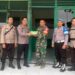 Kapolsek Sepang Ipda Neno Efendo saat memberikan ucapan selamat kepada Danramil-03 Kodim 1016/Plk Letda Hairulllah sambil menyerahkan kue ultah TNI tahun 2022, Rabu (5/10/2022). (MASAPNEWS/HY)