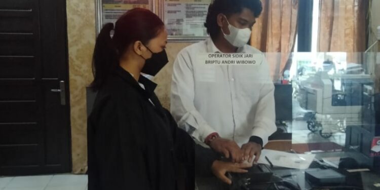 Salah satu pemohon SKCK sedang melakukan perekaman biometrik sidik jari oleh petugas di ruang Sat Intelkam Polres Gumas. (Photo: Sat Intelkam Gumas)