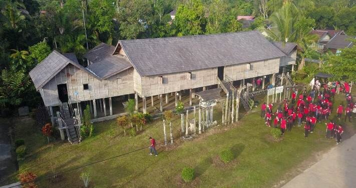 Rombongan mahasiswa baru Jurusan Arsitektur, Fakultas Teknik, UPR saat berkunjung ke Betang Toyoi, Desa Tumbang Malahoi, Kecamatan Rungan, Kabupaten Gunung Mas, Minggu (2/10/2022). (Foto : UPR)