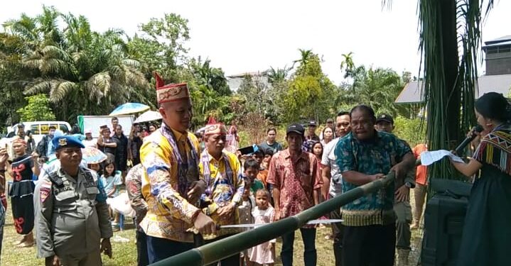 Bupati Gumas Jaya S Monong saat di Desa Sandung Tambun Kecamatan Tewah, Kamis (20/10/2022). (Foto : PWI Kabupaten Gumas)