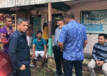 Anggota DPRD Kotawaringin Timur Riskon Fabiansyah (kanan duduk) bersama legislator lainnya saat mengunjungi warga yang menempati eks lokalisasi pal 12 di Kelurahan Pasir Putih, Kamis (3/11/2022). (ANT/IST)